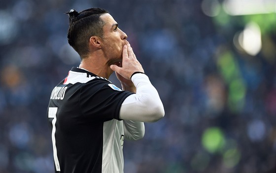 Cristiano Ronaldo z Juventusu Turín slaví gól do sítě Fiorentiny.