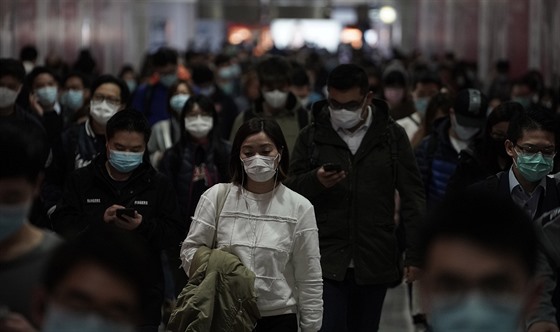 Lidé s ochrannými maskami na zastávce metra v Hong Kongu. (8. února 2020)