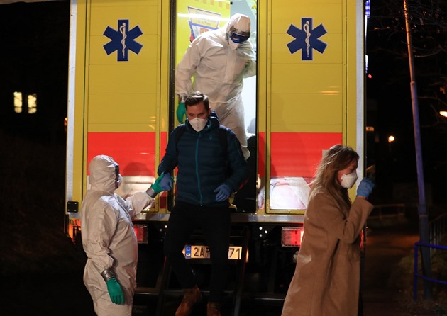 Evakuované echy z íny sanitky pevezly na vyetení do Nemocnice Na Bulovce....