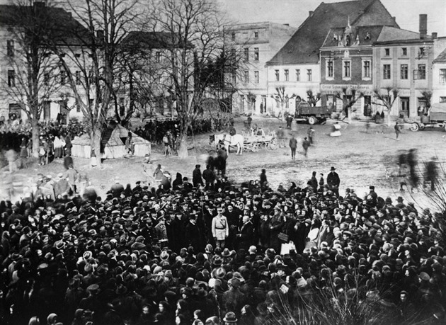 tvrtého února 1920 do Hluína vstoupila eskoslovenská armáda. Pijetí prý...