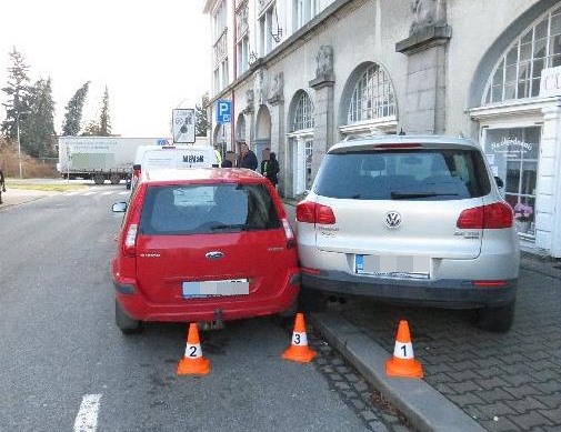 idi vozu VW Tiguan nezvládl parkování ve Dvoe Králové (7. 2. 2020).