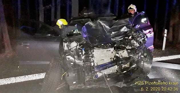 Pi nehod osobního vozidla s nákladním u Plas na Plzesku se zranili tyi...