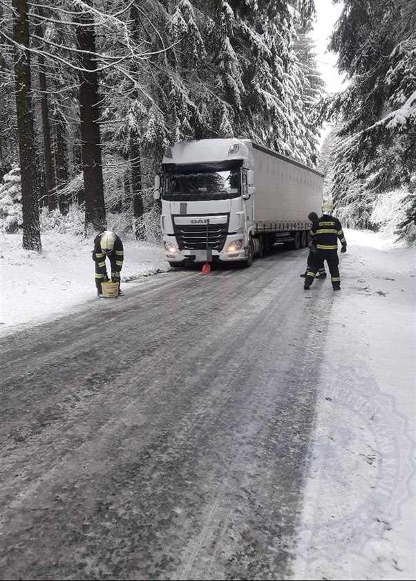 Uvízlému kamionu na zledovatlé silnici u Staova na Svitavsku museli s...