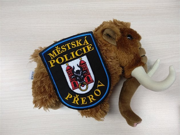 Malý plyový mamut, kterého u sebe vozí hlídky mstské policie v Perov kvli...