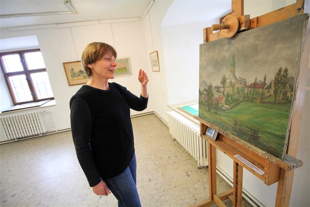 Prvodkyn Jarmila Krejová ukazuje obraz Farských humen od Jaroslava vomy....
