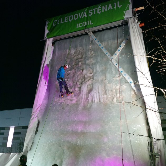 Ledová stna u OC erný most v plném proudu