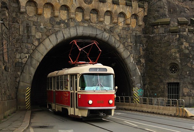 Víkendové jízdy nejstarí tramvaje typu T3 z roku 1961 na lince íslo 2.