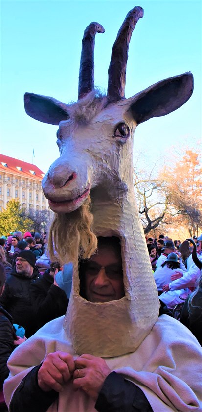 Dti i dosplí v maskách, proudem tekoucí slivovice, hasii na starém voze i mnoho pihlíejících, to vechno pineslo dnení Malostranské masopustní veselí. Prvod masek si zazpíval u sochy TGM a dále pokraoval Nerudovou ulicí smrem na Kampu, doprováze