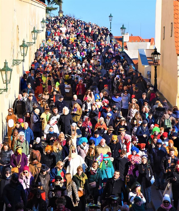 Dti i dosplí v maskách, proudem tekoucí slivovice, hasii na starém voze i mnoho pihlíejících, to vechno pineslo dnení Malostranské masopustní veselí. Prvod masek si zazpíval u sochy TGM a dále pokraoval Nerudovou ulicí smrem na Kampu, doprováze