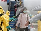 Indonéští zdravotníci dezinfikují lidi evakuované z čínského Wu-chanu, odkud se...