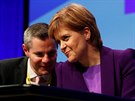 Skotský ministr financí Derek Mackay a skotská premiérka Nicola Sturgeonová...