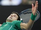 Srb Novak Djokovi podává ve finále Australian Open.