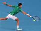 Srb Novak Djokovi se natahuje po míi ve finále Australian Open.