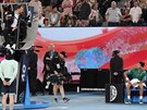 Srb Novak Djokovi diskutuje s rozhodím ve finále Australian Open.