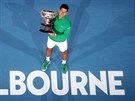 Srb Novak Djokovi pózuje s trofejí pro vítze Australian Open.