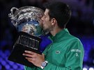 Srb Novak Djokovi líbá trofej pro vítze Australian Open.