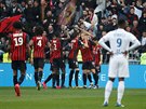 Fotbalisté Nice se radují z branky do sít Lyonu.