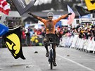 Nizozemský cyklokrosa Mathieu van der Poel projídí cílem ve výcarském...