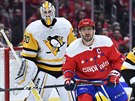 Kapitán Washingtonu Alexandr Ovekin (vpedu) a branká Pittsburghu Matt Murray.