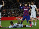 JÁ NIC. Lionel Messi (Barcelona) zvedá ruce na znamení, e za pád Rubena Veza z...