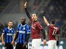 Zlatan Ibrahimovi z AC Milán se hlásí. Za ním stojí Romelu Lukaku z Interu.