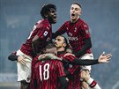 Zlatan Ibrahimovi (uprosted) v obleení spoluhrá z AC Milán poté, co...