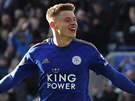 Harvey Barnes z Leicesteru slaví svoji trefu proti Chelsea.