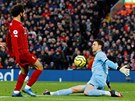 Mohamed Salah z Liverpoolu pekonává Alexe McCarthyho v brán Southamptonu.