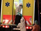 Evakuované echy z íny sanitky pevezly na vyetení do Nemocnice Na Bulovce....