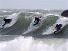 Blíící se boue dlá radost surfam na pobeí Broad Haven ve Walesu. (9....