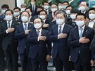 Jihokorejsk prezident Moon Jae-in (tet zprava) pi setkn s komunlnmi...