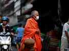 Thajský buddhistický mnich nosí rouku jako ochranu ped koronavirem. Thajsko...