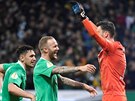 eský branká Jií Pavlenka slaví se spoluhrái vítzství nad Borussií Dortmund...