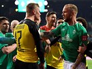 Norský útoník Borussie Dortmund Erling Haaland ve pi s obráncem Brém Kevinem...