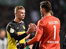 Norský útoník Erling Haaland z Dortmundu se po pohárovém osmifinále zdraví s...