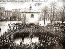 Nmecká vojenská jednotka se 3. února 1920 na hluínském námstí louí s...