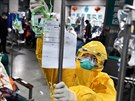 Zdravotnický pracovník wu-chanské nemocnice pipravuje infuzi pro pacienty...