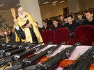 Ruský pravoslavný knz ehná pukám Kalanikov. (29. ledna 2008)