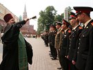 Ruský pravoslavný knz ehná kadetm vojenské akademie Suvorov v Kremlu. (24....