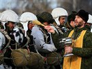 Ruský pravoslavný knz ehná vojákm ped vojenským cviením výsadkových...