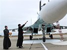 Ruský pravoslavný knz ehná stíhacímu letounu SU-27 SM na letiti v...