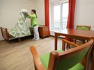 Peovatelka Lucie Sdlkov pipravuje postel v nov otevenm Domove Alzheimer...