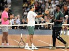 Roger Federer, kapitán jihoafrických ragbist Siya Kolisi a Rafael Nadal pi...
