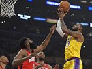 LeBron James z Los Angeles Lakers zakonuje na ko Houstonu. Brání ho Russell...