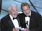 Kirk Douglas a jeho syn Michael Douglas na Oscarech (Los Angeles, 23. bezna...