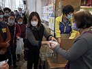 Lidé v obavách z koronaviru nakupují v Hongkongu respiraní rouky. (8. února...