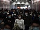 Lidé s ochrannými maskami na zastávce metra v Hong Kongu. (8. února 2020)