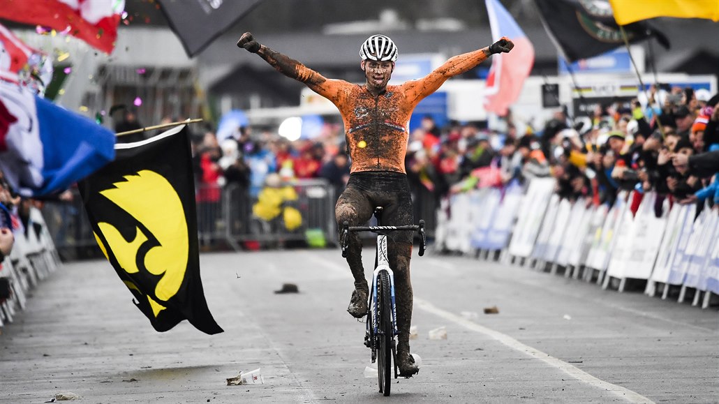 Nizozemský cyklokrosař Mathieu van der Poel projíždí cílem ve švýcarském...