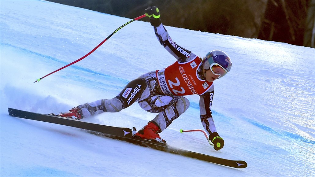 Česká lyžařka Ester Ledecká se řítí po trati super-G v Garmisch-Partenkirchenu.