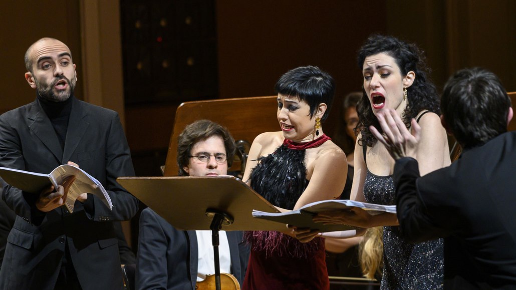 (Zleva) sólisté Luca Cervoni, Gaia Petrone a Arianna Vendittelli a dirigent...